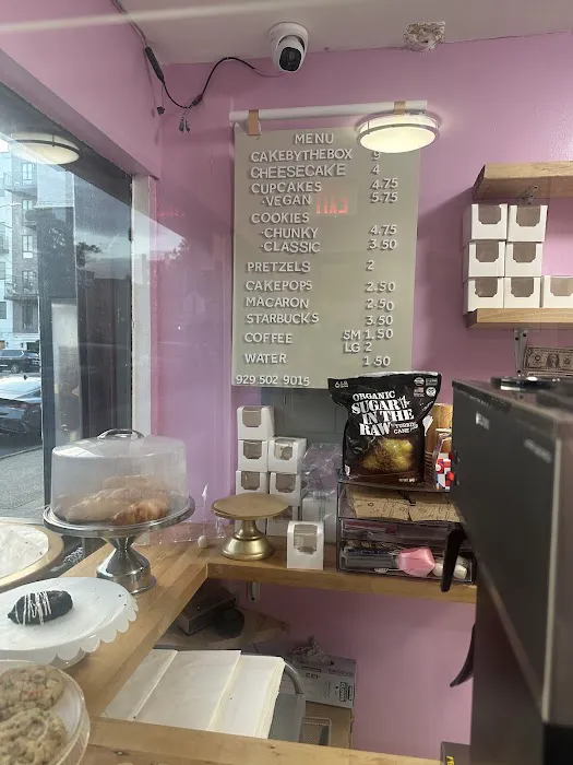SprinkledByG | NYC Custom Cakes Picture 2