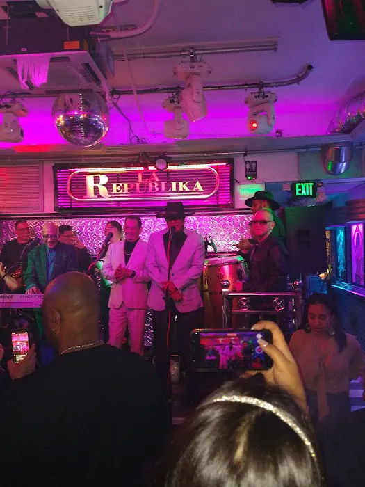 LA REPUBLIKA BAR LOUNGE AND REST. Picture 4