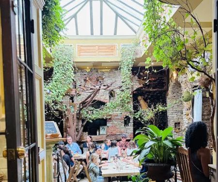 Le Petit Cafe