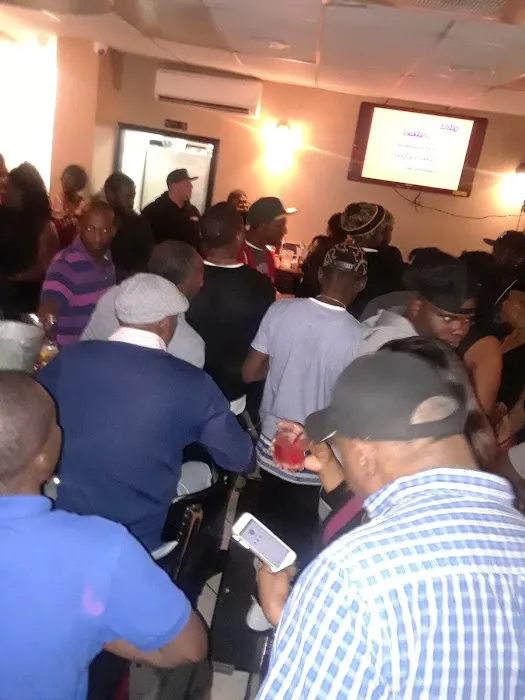 The Hills Lounge Picture 2