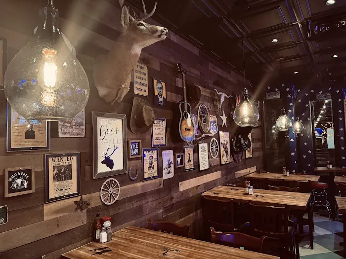 Outlaw Saloon Picture 8