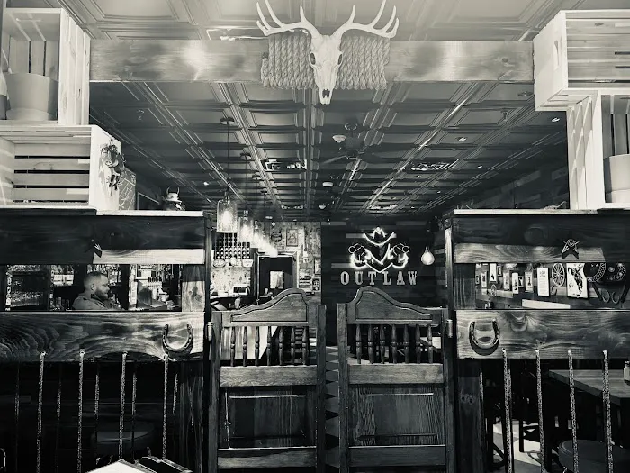 Outlaw Saloon Picture 5