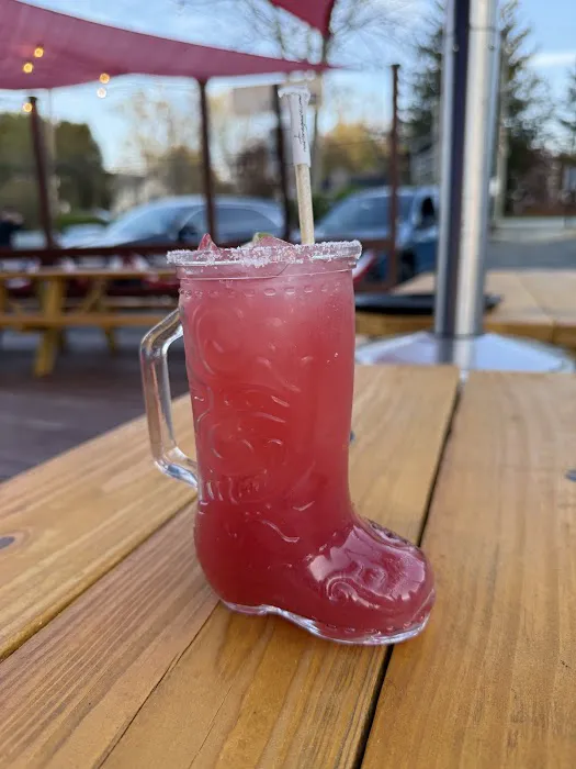 Outlaw Saloon Picture 6