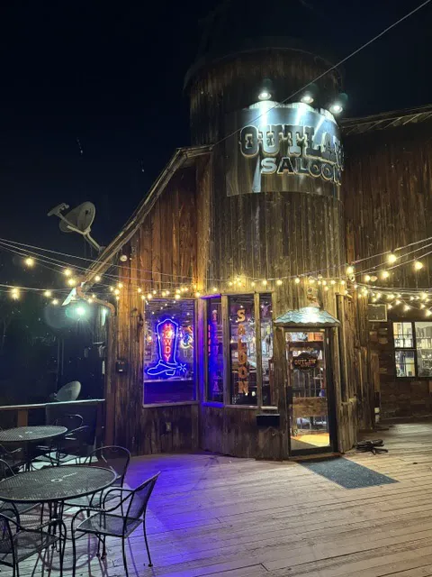 Outlaw Saloon Picture 9