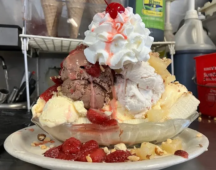 THE CHOCOBANANA ICECREAM SHOP OF NORWALK CT. Picture 3