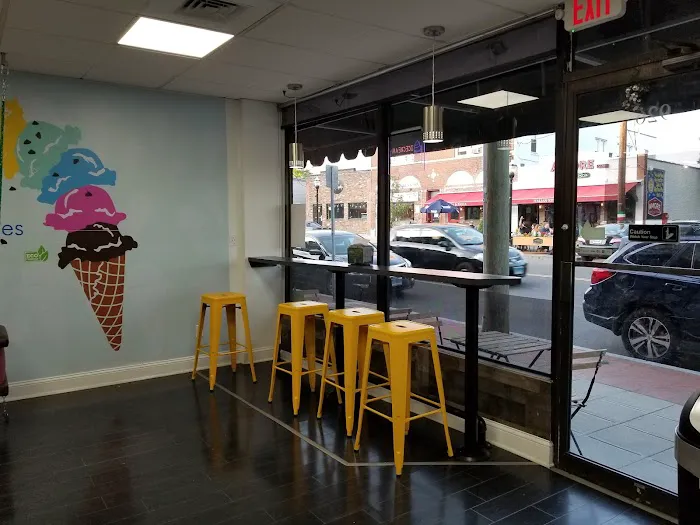 Scoops Hope st Ice Cream Shop Picture 2