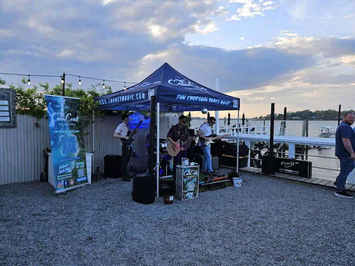 Cooper Bluff - Waterfront Bar Picture 10