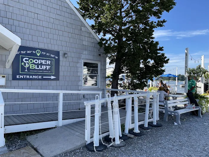 Cooper Bluff - Waterfront Bar Picture 2