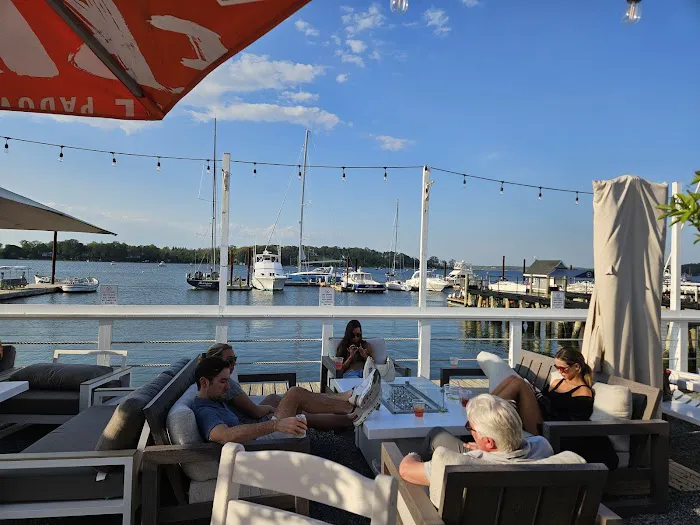 Cooper Bluff - Waterfront Bar Picture 6