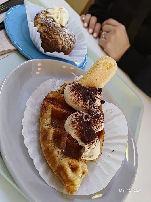 Fly Me To The Moon Picture 3