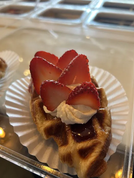 Fly Me To The Moon Picture 9