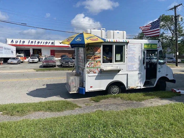 Roma’s Hot Dogs & Halal Food Truck Picture 3