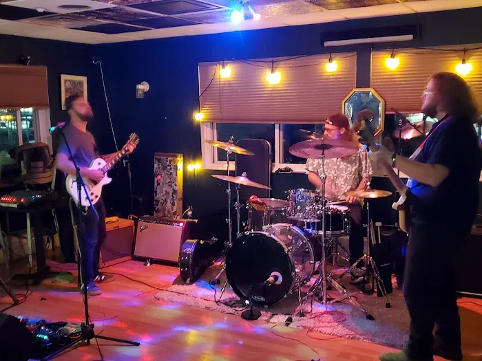 The Green Growler Picture 5