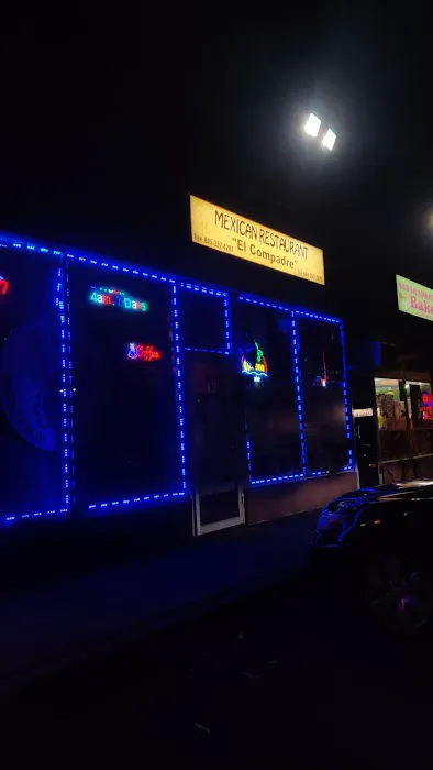 El Compadres Grocery Store Picture 3