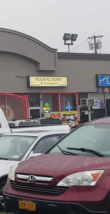 El Compadres Grocery Store Picture 1