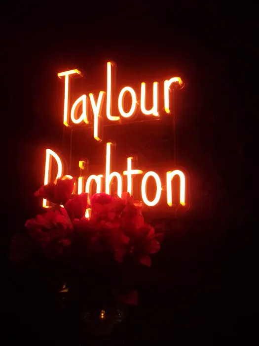 Taylour Peighton Lounge Picture 8