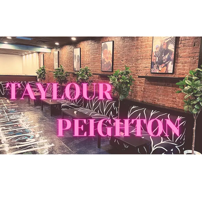 Taylour Peighton Lounge Picture 3