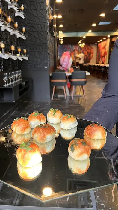 Taylour Peighton Lounge Picture 9