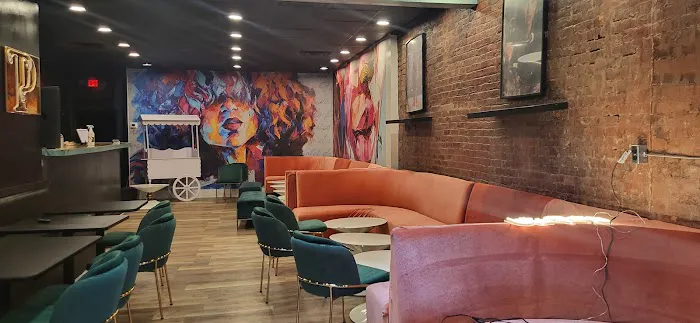 Taylour Peighton Lounge Picture 4