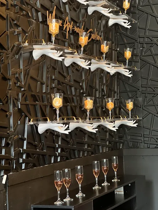 Taylour Peighton Lounge Picture 7