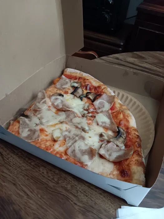 Queen Pizza & Deli Picture 7