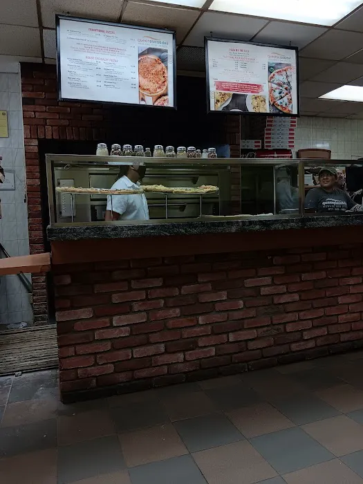 Queen Pizza & Deli Picture 10