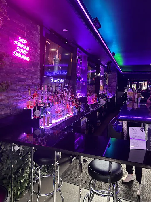 XBAR Lounge and Restaurant Picture 4