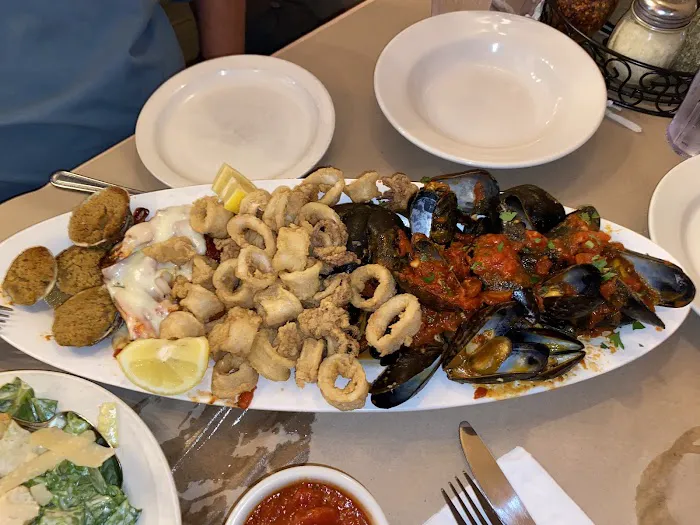 Joe & Pat's Pizzeria & Restaurant Picture 4