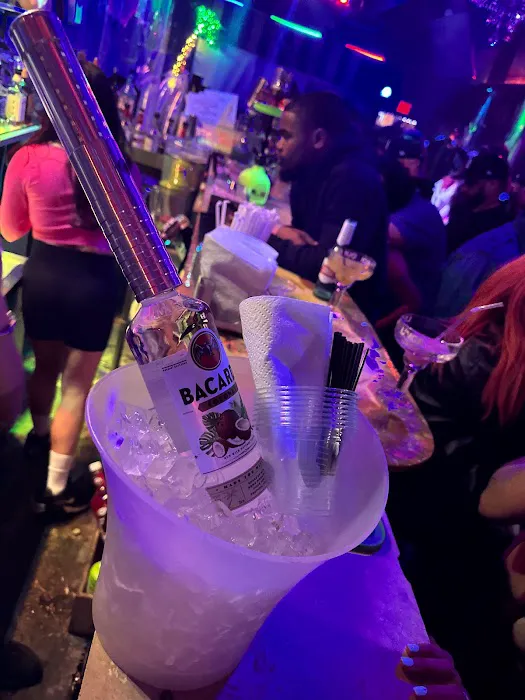 LE ROI LOUNGE AND BAR Picture 4