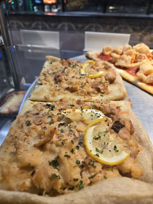 La Piazza Pizzeria & Restaurant Picture 2