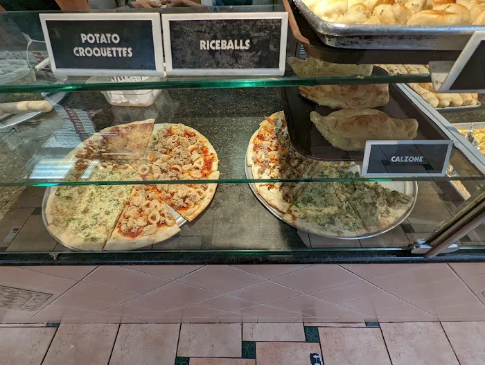 La Piazza Pizzeria & Restaurant Picture 4