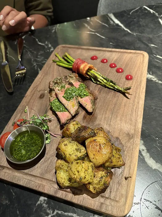 RIZZ Lounge & Grill Picture 8