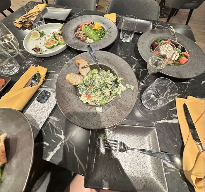 RIZZ Lounge & Grill Picture 4