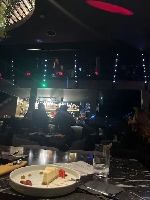 RIZZ Lounge & Grill Picture 1