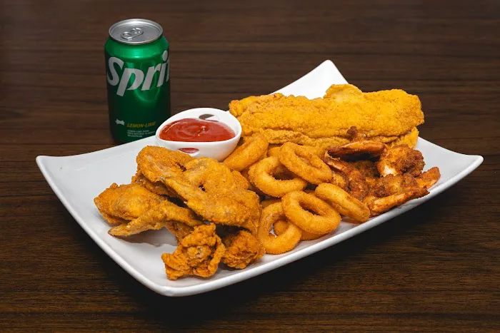 GOLDEN WINGS FISH & CHICKEN THE BEST CHICKEN IN TOWN Picture 2