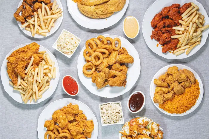 GOLDEN WINGS FISH & CHICKEN THE BEST CHICKEN IN TOWN Picture 1