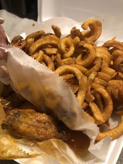 Planet Wings we deliver Picture 1