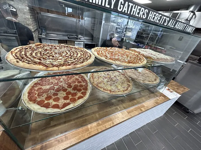 Leandro's Pizza + Kitchen Picture 1