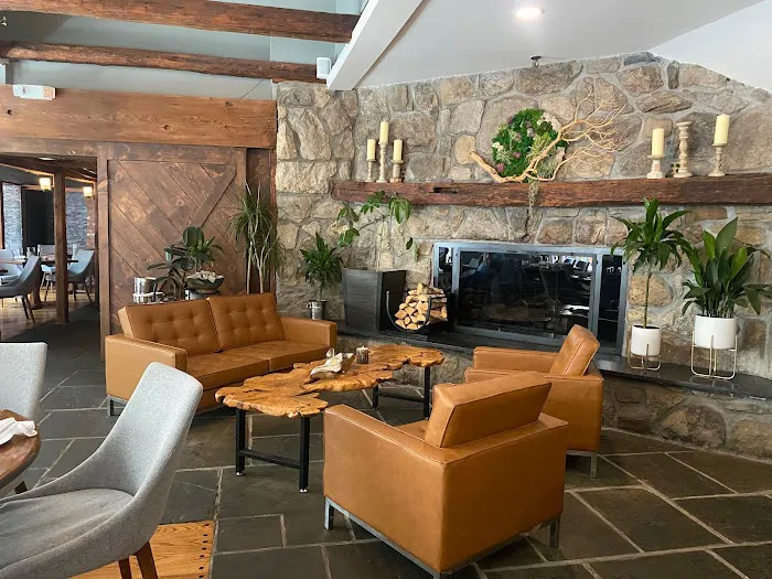 Farmhouse at the Crossroads Picture 4