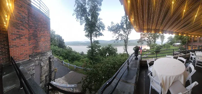 MacArthur's Riverview Restaurant Picture 3