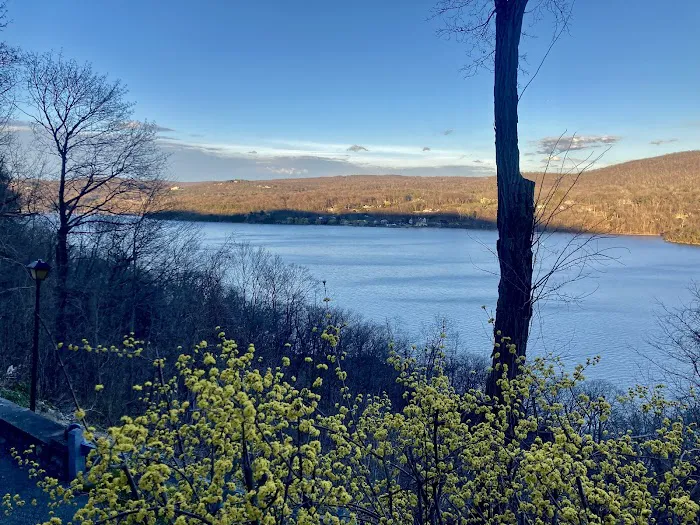 MacArthur's Riverview Restaurant Picture 7