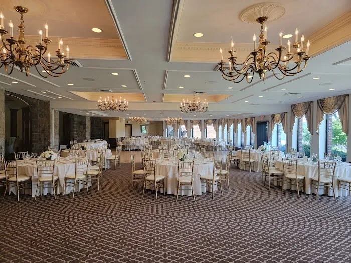 MacArthur's Riverview Restaurant Picture 4