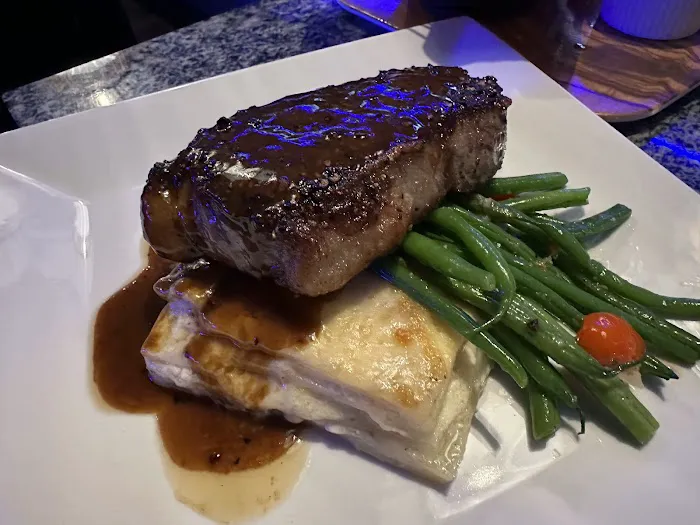 Storm King Lounge and Fare Picture 7