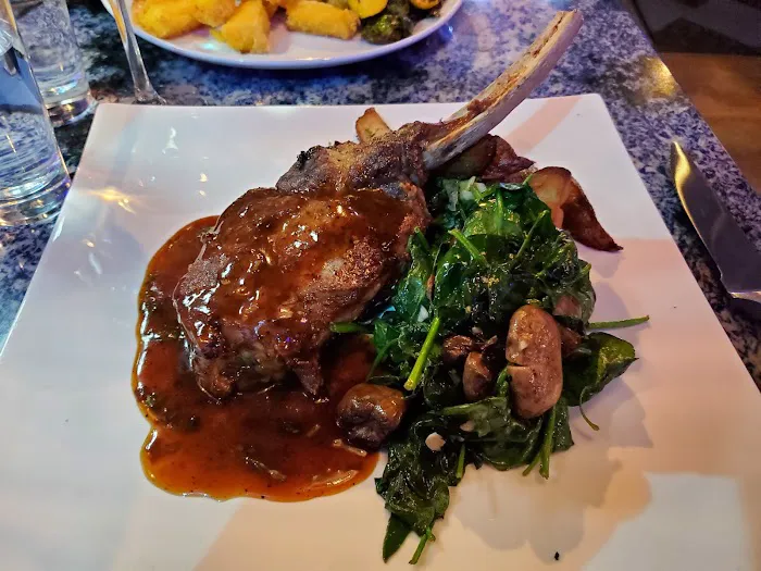 Storm King Lounge and Fare Picture 1