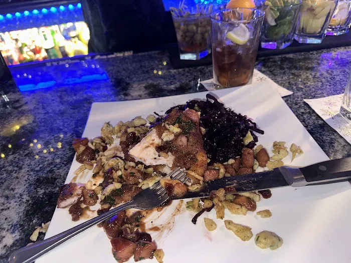 Storm King Lounge and Fare Picture 3