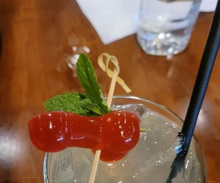 Mompou Tapas Bar & Restaurant