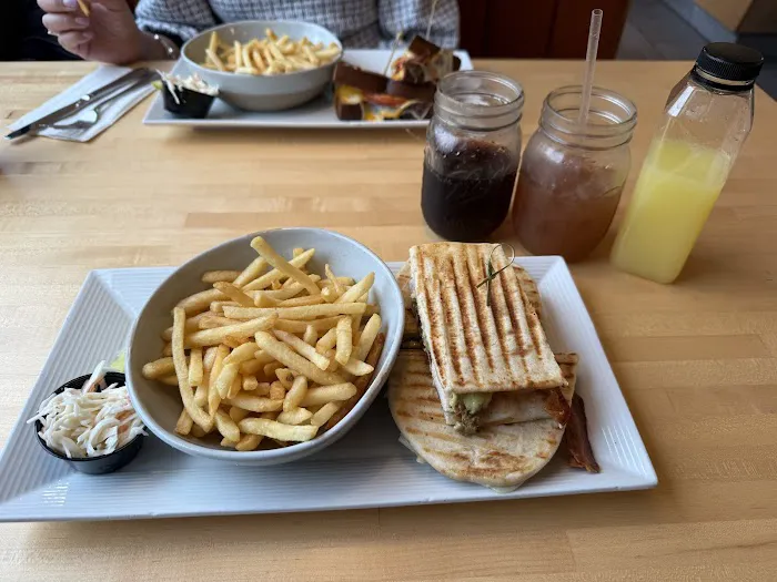 Oasis Diner Picture 9