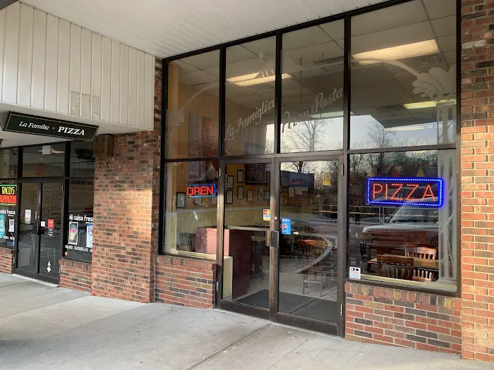 La Familia Pizza & Pasta Of Cross River Picture 3