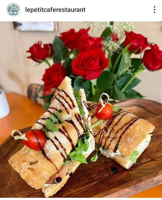 Le Petit Café e Restaurante Picture 4