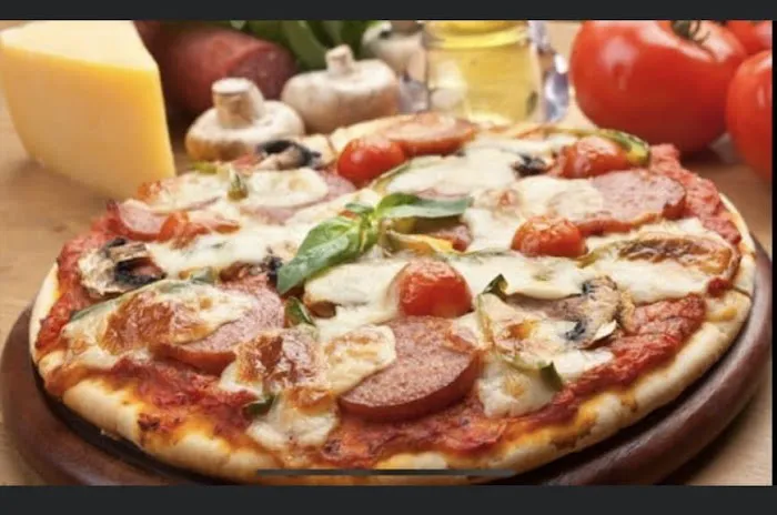 One stop restaurant lounge pizza cafeteria & African food Picture 4